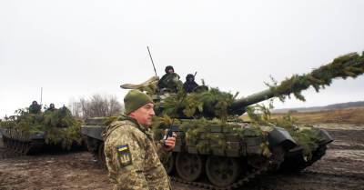 На Донбассе усилились обстрелы, ранен военный и двое гражданских - kp.ua - Украина - Луганск - Светлодарск