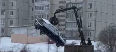 В Петрозаводске горожане сняли необычную «эвакуацию» автомобиля (ВИДЕО) - stolicaonego.ru - Петрозаводск - республика Карелия