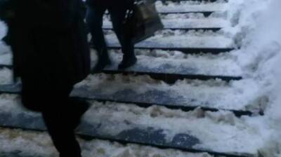 Коммунальщики забыли про лестницу в переходе на пр-те Победы - penzainform.ru