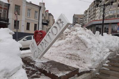 Стелу Я люблю Саратов очистили от снежного завала - saratov.mk.ru - Саратов - район Волжский, Саратов