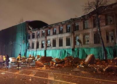 Фасад здания обрушился в Петербурге, покалечив заведующую поликлиникой - province.ru - Санкт-Петербург