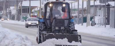 В Барнауле борются со снегом свыше 1,5 тыс. рабочих и 100 единиц техники - runews24.ru - Барнаул