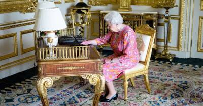 Елизавета II - принц Гарри - королева Елизавета - принц Джордж - принц Филипп - принцесса Шарлотта - принцесса Евгения - В Сеть попало ранее неизвестное фото королевы с правнуками - focus.ua - Украина - Англия