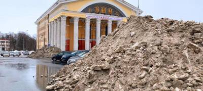 Центральную площадь Петрозаводска завалили кучами грязного снега (ФОТО) - stolicaonego.ru - Петрозаводск