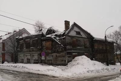 Крыша старого деревянного нежилого дома обрушилась в городе Карелии - karel.mk.ru - республика Карелия
