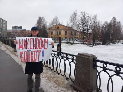 В Петербурге прошли пикеты против сноса исторического здания на Васильевском острове - znak.com - Санкт-Петербург