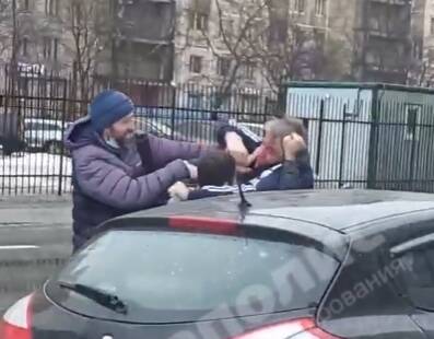 Видео драки двух автомобилистов в Петербурге позабавило пользователей сети - ivbg.ru - Украина - Санкт-Петербург - Петербург