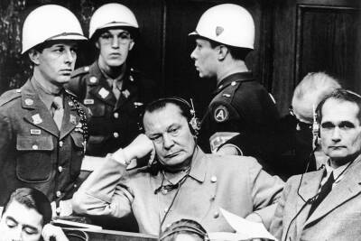 Адольф Гитлер - Герман Геринг - «Почему Геринг орет?»: за что заключенный нацист получил дубинкой по шее - Русская семерка - russian7.ru - Германия