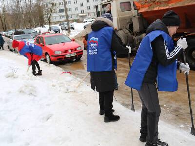 Уборка продолжается: в Смоленске от наледи очистили территорию возле 29-й школы - rabochy-put.ru - Россия - Смоленск - район Промышленный