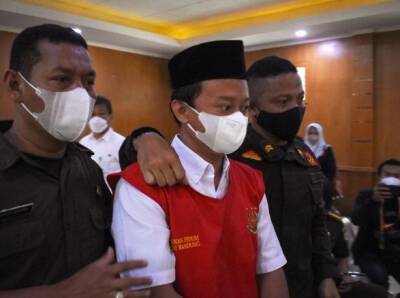 Джоко Видодо - Индонезия - Суд Индонезии приговорил пожизненно учителя исламской школы за изнасилование учеников - unn.com.ua - Украина - Киев - Индонезия