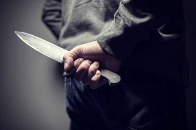 Мужчина с ножом напал на свою супругу у магазина в Сосновом Бору - mk.ru - Ленинградская обл. - Санкт-Петербург