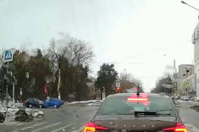 Опубликовали запись момента столкновения двух легковушек в Твери - tver.mk.ru - Тверь