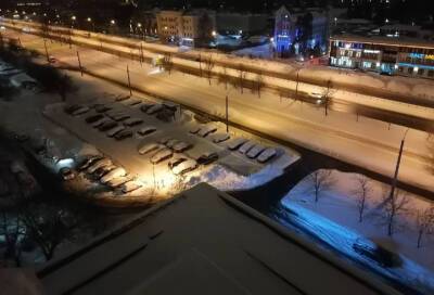 Разлив воды на дороге Петербурга приморозил машины к асфальту - online47.ru - Ленинградская обл. - Санкт-Петербург