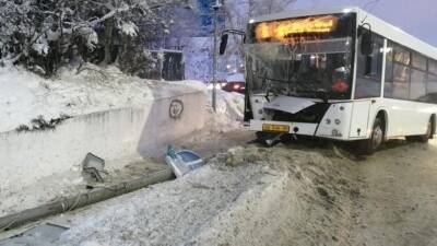 Пассажирский автобус врезался в столб в Ханты-Мансийске. Есть пострадавшие - 5-tv.ru - Россия - Ханты-Мансийск - Самара - Югра