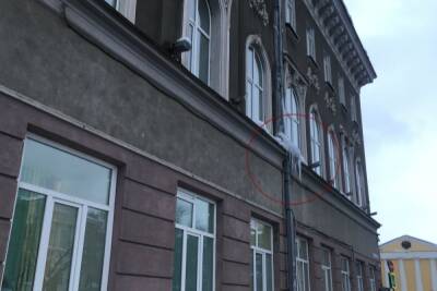 Михаил Исаев - Очевидцы: из окна мэра Саратова свисает огромная сосулька - saratov.mk.ru - Саратов
