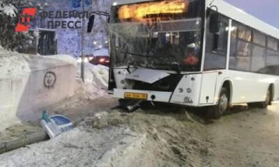 В Ханты-Мансийске пассажирский автобус влетел в опору: семеро пострадавших - fedpress.ru - Россия - Ханты-Мансийск - Югра - Нижневартовск