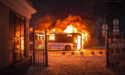 Артур Парфенчиков - Стало известно, почему загорелся автобус у вокзала в Петрозаводске - gubdaily.ru - Петрозаводск - республика Карелия