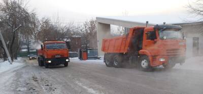 В Иркутске на улице Шевцова устраняют последствия аварии на сетях водоснабжения - runews24.ru - Иркутск - Камаз