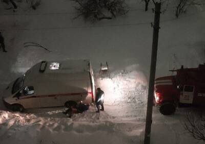 Касимов - В Касимове пожарные вытаскивали застрявшую в снегу машину «скорой» - ya62.ru