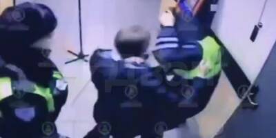 Появилось видео нападения сотрудницы угрозыска на инспекторов ГИБДД - ruposters.ru - Россия - Санкт-Петербург