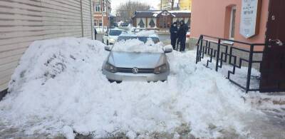Водитель машины, на которую упал снег в центре Рязани, попал в больницу - 7info.ru - Рязань
