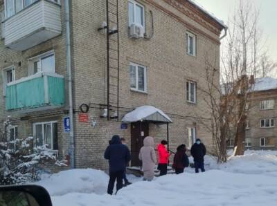 Жители Новосибирска выстраиваются в очереди у больницы на ОбьГЭСе ради ПЦР-теста - sib.fm - Новосибирск