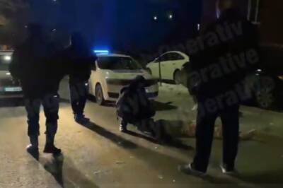 В Киеве из окна высотки выпал мужчина, соседи слышали крики: кадры с места ЧП - politeka.net - Украина - Киев - Киевская обл. - Киев
