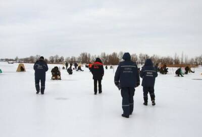 В Киеве из залива Днепра достали тело мужчины: застрял в проломе льда - politeka.net - Украина - Киев - Киевская обл. - Киев