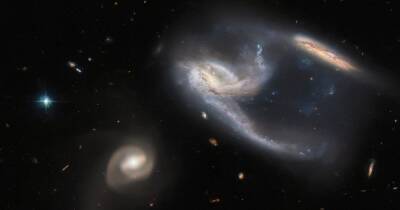 Космический феномен. Хаббл прислал снимок трех сталкивающихся галактик (фото) - focus.ua - Украина