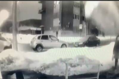 В Саратове на женщину рухнула ледяная глыба - mk.ru - Москва - Саратов