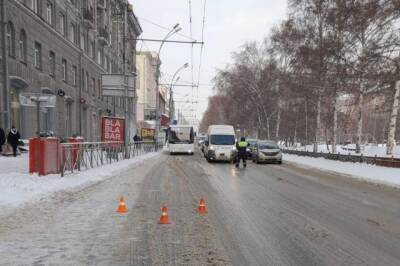 В Новосибирске водитель Hyundai сбил мать с 6-летним ребенком - sib.fm - Новосибирск