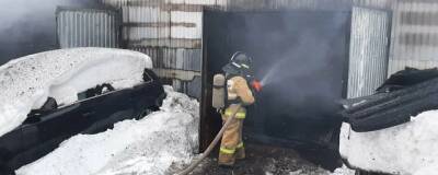 В Удмуртии пожарные вынесли 50-литровый газовый баллон из горящего гаража - runews24.ru - респ. Удмуртия - район Завьяловский