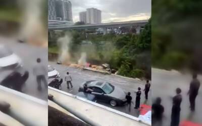 Оползень забрал с собой пяток машин – зрелищное видео - zr.ru - Куала-Лумпур