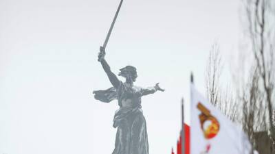 На Мамаевом кургане в Волгограде отметили годовщину победы в Сталинградской битве - russian.rt.com - Россия - Волгоград