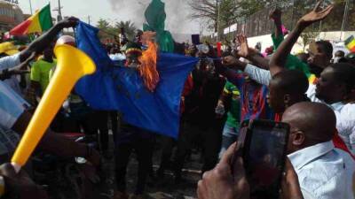 Жители Мали благодарили русских на праздничном митинге в честь вывода западных военных - inforeactor.ru - Москва - Россия - Франция - Канада - Мали - Бамако