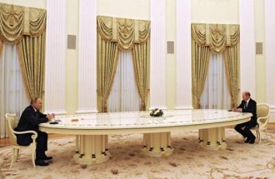 Владимир Путин - Олаф Шольц - В Кремле рассказали о длинном столе, впечатлившем иностранцев - bfm.ru - Россия - Италия - Германия - Франция - Испания
