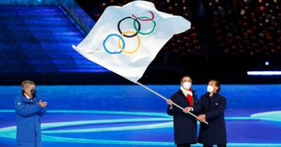 Томас Бах - Глава МОК передал олимпийский флаг мэрам Милана и Кортина-д'Ампеццо - ren.tv - Италия - Пекин - Милан