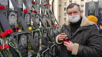 Петр Порошенко - В Киеве почтили память "Небесной сотни" - ru.euronews.com - Россия - Украина - Киев - Германия - Канада - Киев