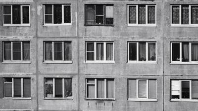 Латвия: эстонец сбрасывает из окна социального дома фекалии на голову соседей - argumenti.ru - Латвия