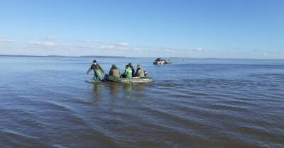 На Днепре 8 рыбаков “уплыли” на льдине, а 3 полицейских провалились под воду, пытаясь спасти мужчину - kp.ua - Украина - Черкасская обл.