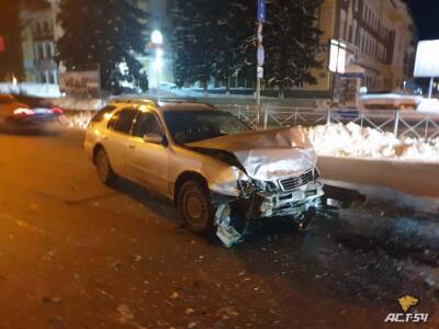 Появилось видео ДТП с Nissan Cefiro и Toyota Corolla Spacio в центре Новосибирска - sib.fm - Новосибирск