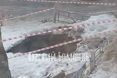В Курске на улице Сумской, 27 под землю провалилась детская площадка - chr.mk.ru - Курск