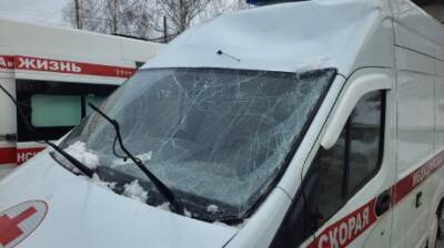 В Пензе глыба льда упала на машину скорой помощи - penzainform.ru - Пенза