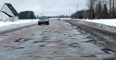 ВИДЕО: Участок дороги Гулбене – Смилтене полностью разрушен ямами - rus.delfi.lv - Латвия