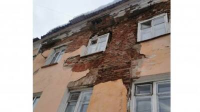 Стена дома на ул. Куйбышева осыпается на головы прохожим - penzainform.ru