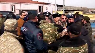 Армянские добровольцы воспротивились приезду в Ереван азербайджанских депутатов - eadaily.com - Азербайджан - Ереван