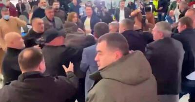 На Украине депутаты устроили драку с местными жителями - ren.tv - Украина