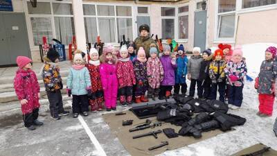 В Верхней Пышме воспитанников детского сада прокатили на БТР и показали им оружие - znak.com - Свердловская обл.