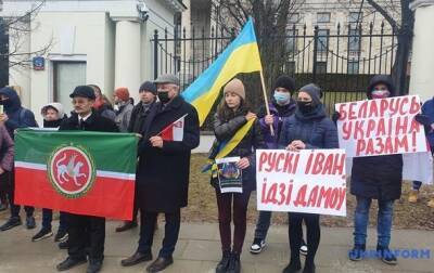 В Варшаве у посольства РФ прошла акция протеста - korrespondent.net - Россия - Украина - Белоруссия - Польша - Варшава - Посольство - Протесты