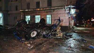 После взрыва машины в Луганске двум раненым оказывают помощь - vesti.ru - ЛНР - Луганск